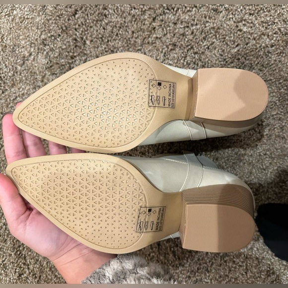 Brand new white booties - Picture 3 of 3